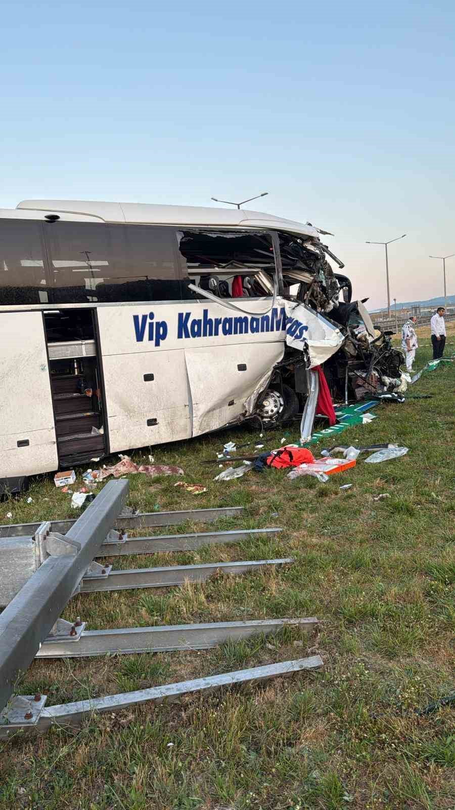 TEM OTOYOLU'NUN BOLU GEÇİŞİNDE YOLCU OTOBÜSÜNÜN BARİYERE VE DİNLENME TESİSİ GİRİŞİNDEKİ TABELAYA...