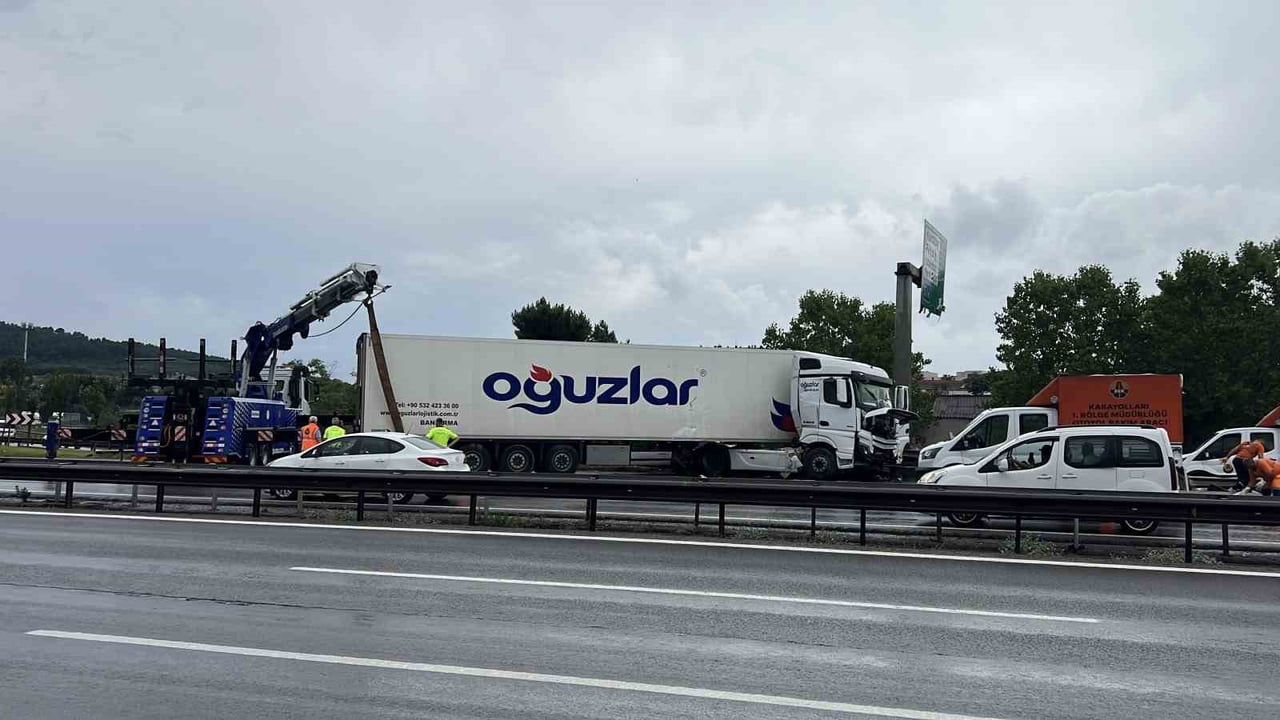 TEM OTOYOLUNDA BİR TIR YOL AYRIMINDA BULUNAN BARİYERLERE ÇARPTI.