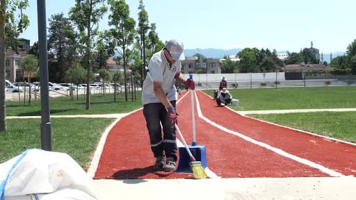 Temizlik işçisinin örnek davranışı ödüllendirildi