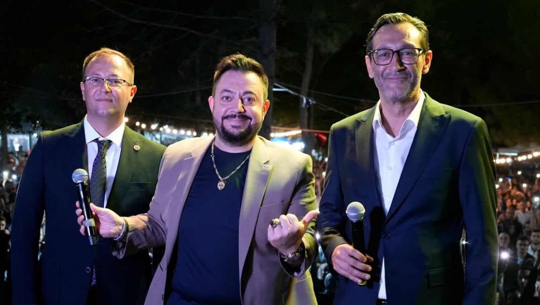 TEPECİK YAZ ŞENLİKLERİ HÜSEYİN KAĞIT KONSERİYLE BAŞLADI SOLDA TEPECİK BELEDİYE BAŞKANI VEYSEL...