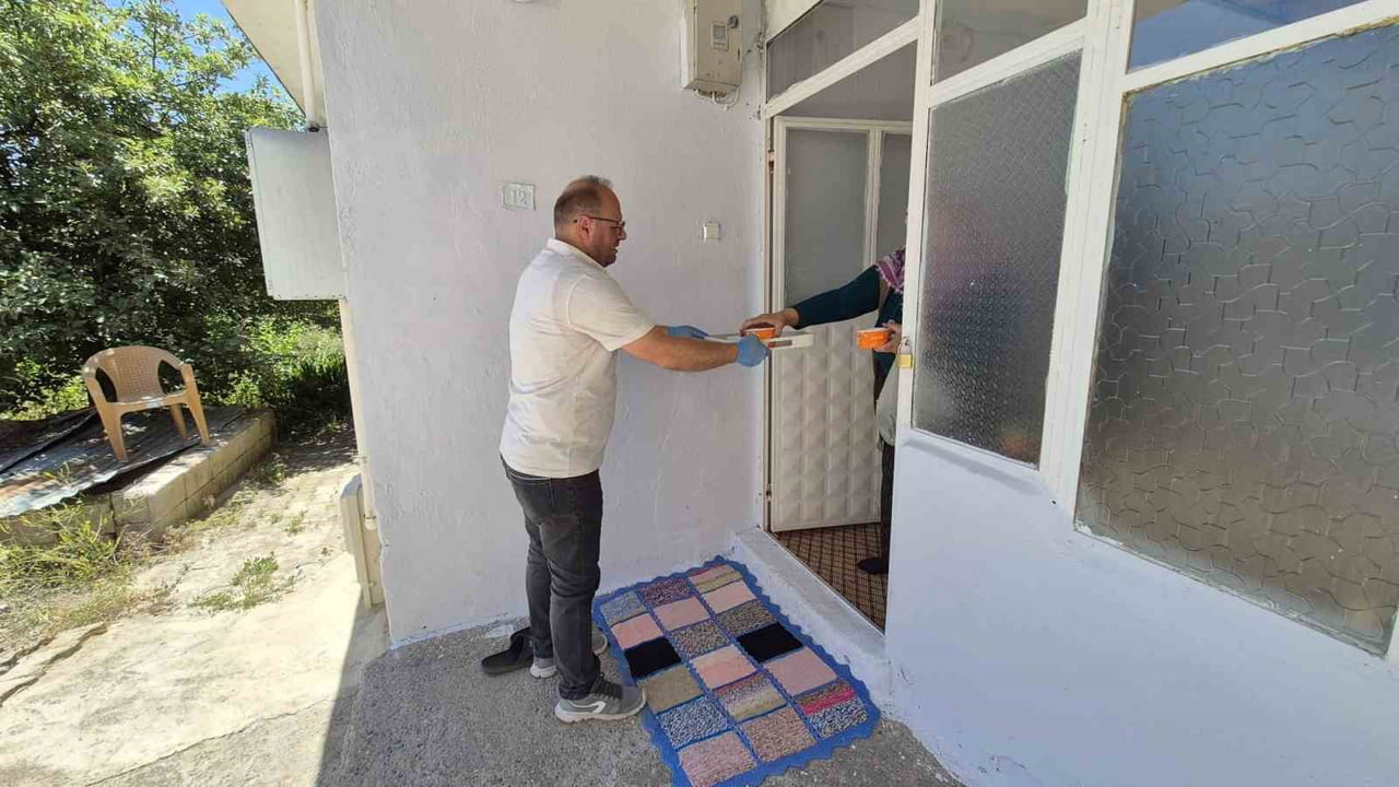TERCAN SOSYAL YARDIMLAŞMA VE DAYANIŞMA VAKFI PERSONELİ DE İLÇE MERKEZİNDEKİ İHTİYAÇ SAHİBİ...