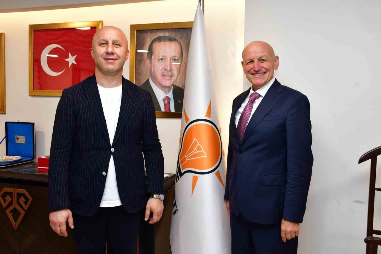 TERME BELEDİYE BAŞKANI ŞENOL KUL, AK PARTİ TERME İLÇE BAŞKANLIĞI GÖREVİNE ATANAN MÜMİN OSMAN...