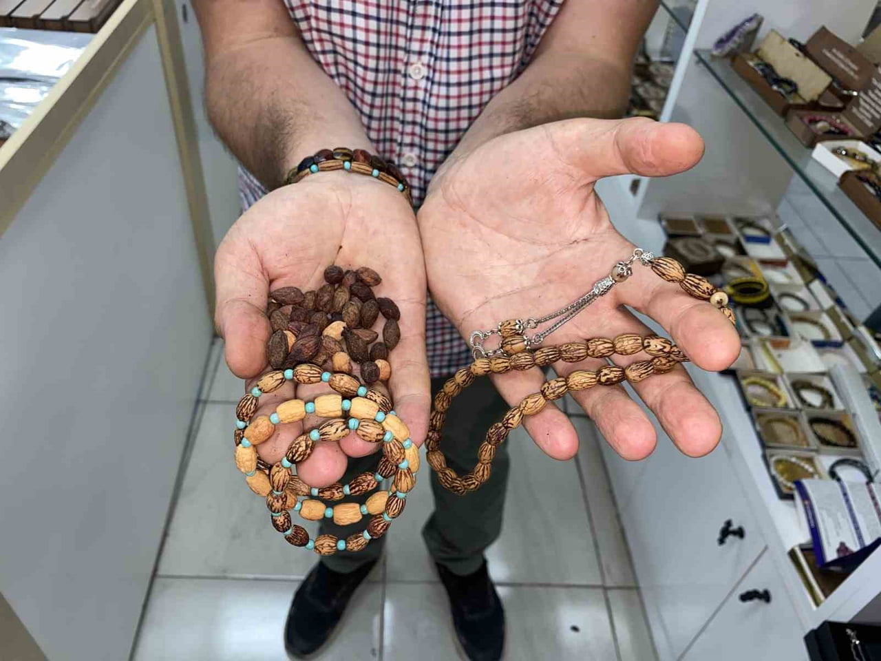 TESEPİH USTASI 100 ZEYTİN ÇEKİRDEĞİ GETİRENE ZEYTİN ÇEKİRDEKLERİNDEN ÖRÜLEN BİR BİLEKLİK HEDİYE...