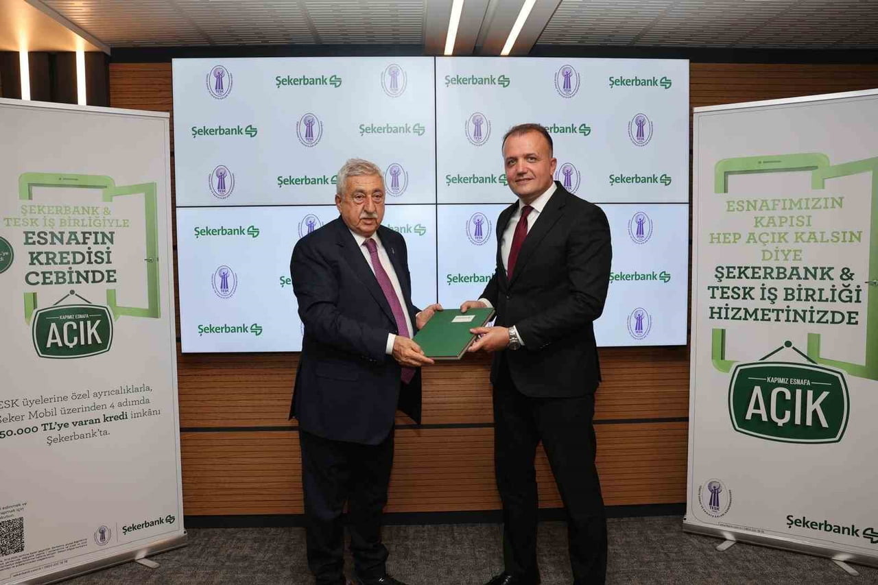TESK GENEL BAŞKANI BENDEVİ PALANDÖKEN (SOLDA) VE ŞEKERBANK DİJİTAL ÇÖZÜMLER VE İŞLETME...