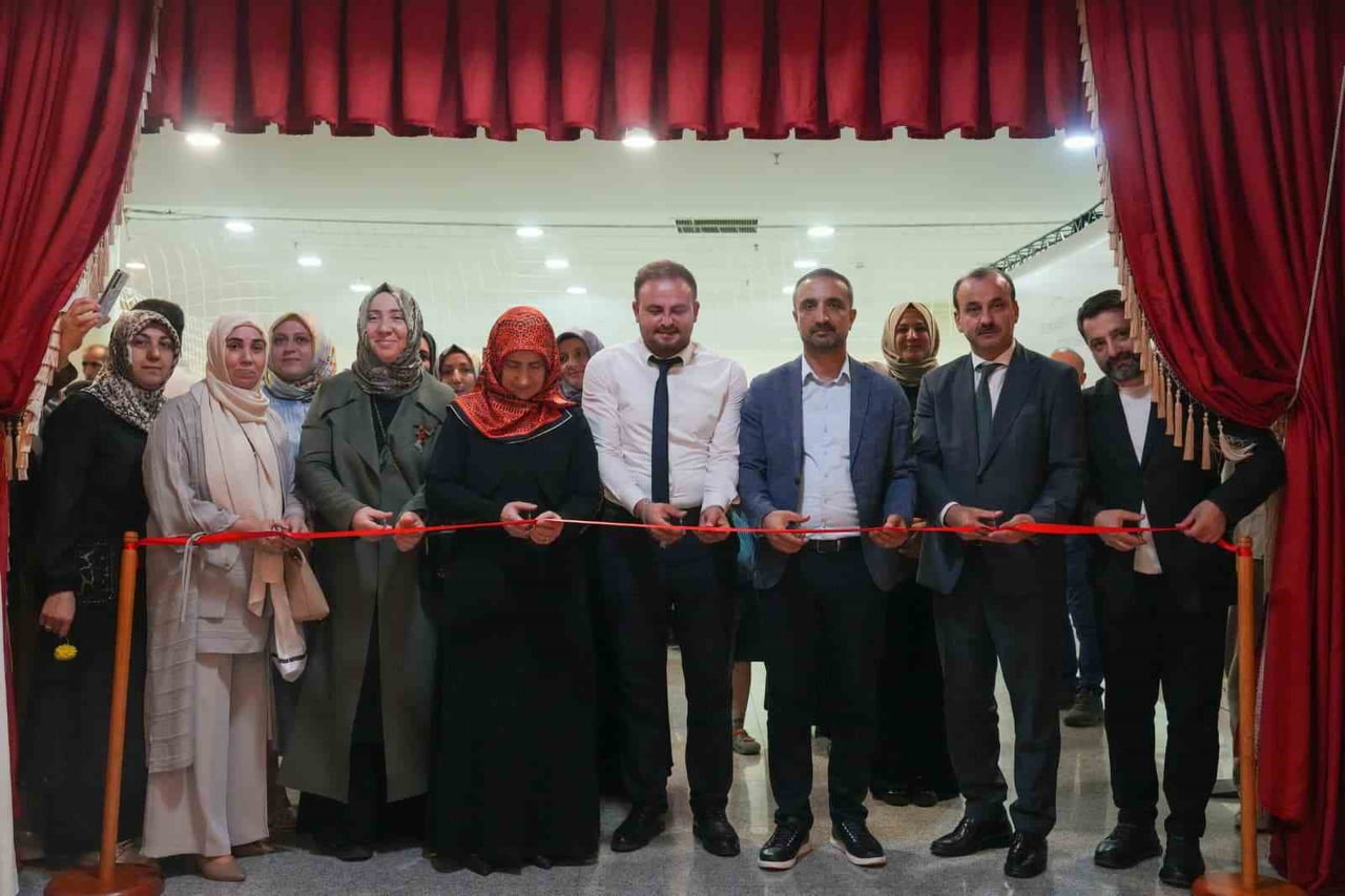 TEZHİP SANATÇISI SELMA BERBER VE ÖĞRENCİLERİNİN HAZIRLADIĞI SERGİ SANATSEVERLERLE BULUŞTU.