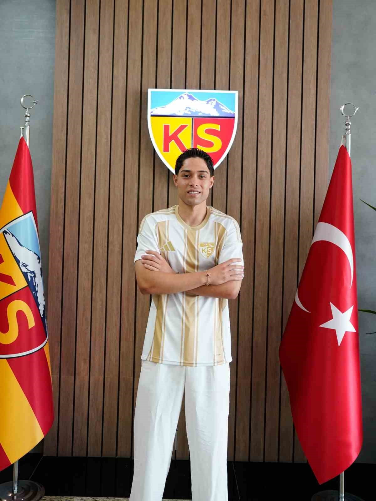 TFF 1. LİG EKİPLERİNDEN KAYSERİSPOR, TALHA SARIASLAN İLE 3 YILLIK YENİ SÖZLEŞME İMZALADI.