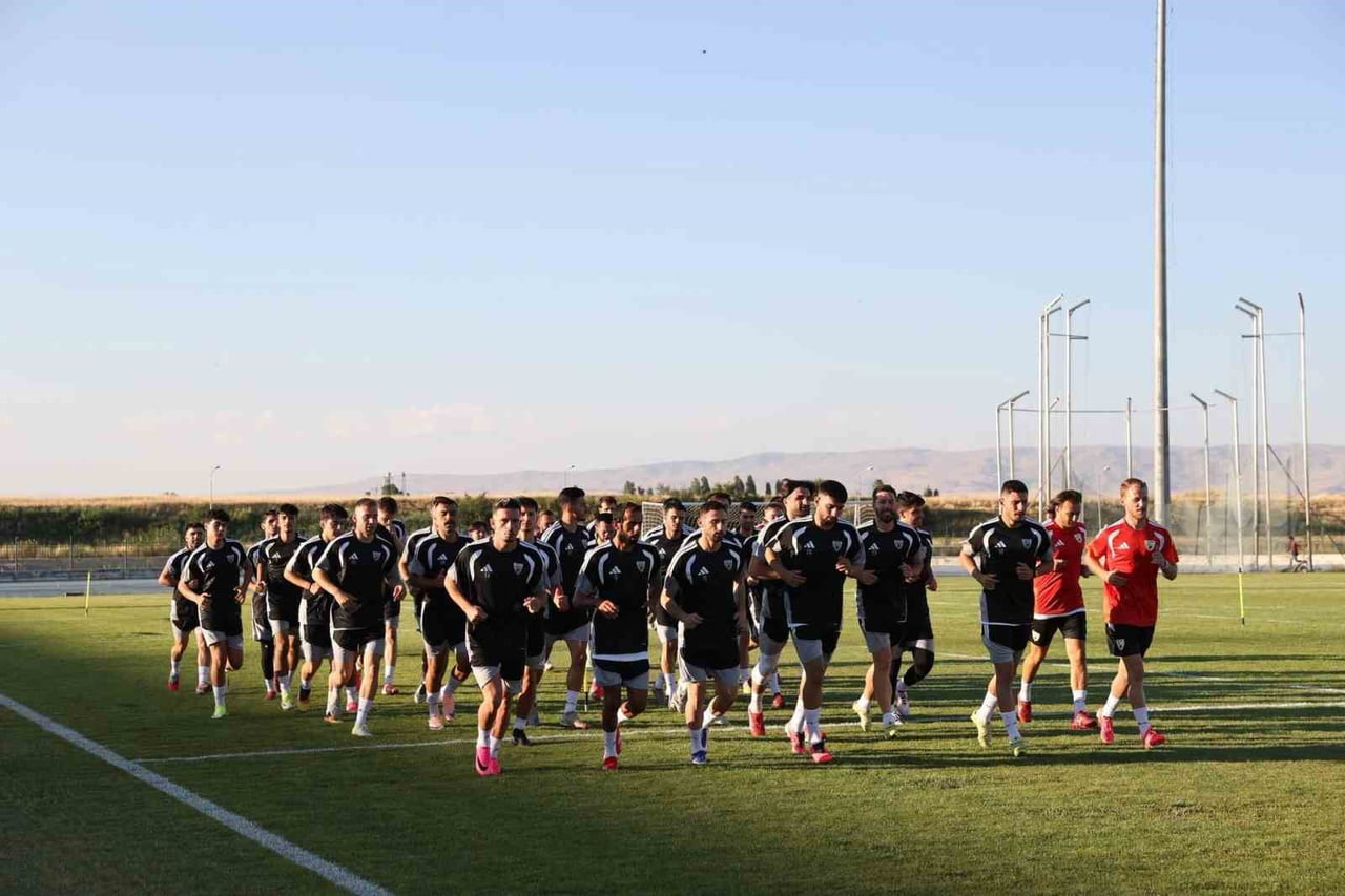 TFF 2. LİG BEYAZ GRUP'TA MÜCADELE EDECEK OLAN MUŞSPOR, 2026-2027 SEZONUNUN İLK ANTRENMANINI...