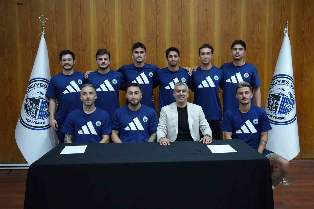 TFF 3. LİG 3. GRUP EKİPLERİNDEN ERCİYES 38 FUTBOL SPOR KULÜBÜ, 11 YENİ TRANSFERİ İÇİN TOPLU İMZA...