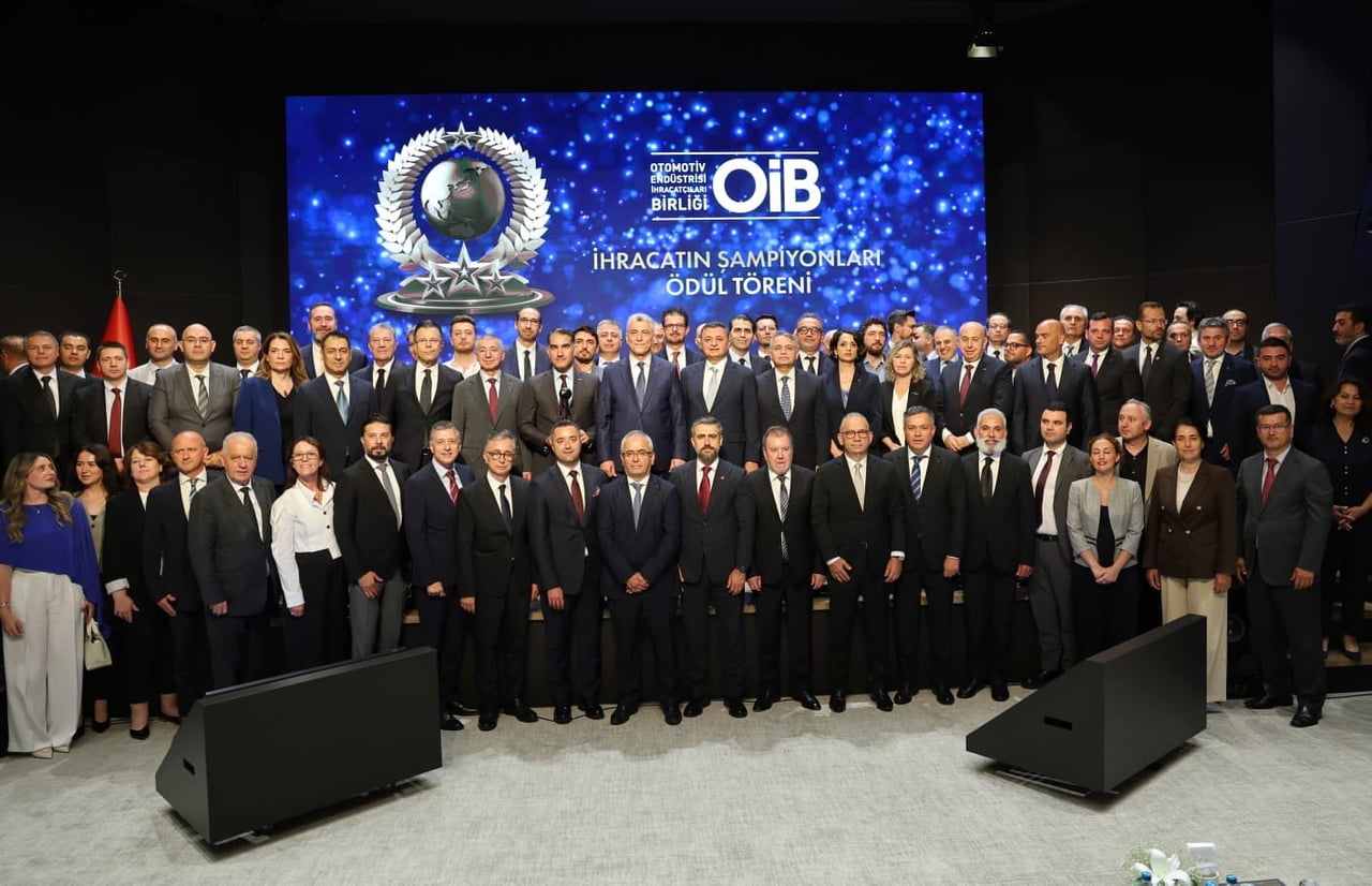 TİCARET BAKANI ÖMER BOLAT, "HAFİF TİCARİ ARAÇ ÜRETİMİNDE 2025 YILI ÜRETİM RAKAMLARINA GÖRE DÜNYADA...