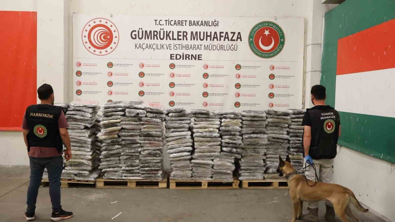 TİCARET BAKANLIĞI GÜMRÜKLER MUHAFAZA EKİPLERİNCE KAPIKULE GÜMRÜK KAPISI'NDA GERÇEKLEŞTİRİLEN...