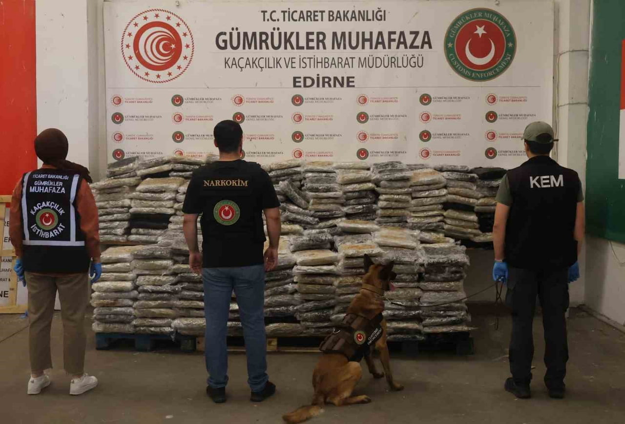 TİCARET BAKANLIĞI GÜMRÜKLER MUHAFAZA EKİPLERİNCE KAPIKULE GÜMRÜK KAPISI'NDA GERÇEKLEŞTİRİLEN...