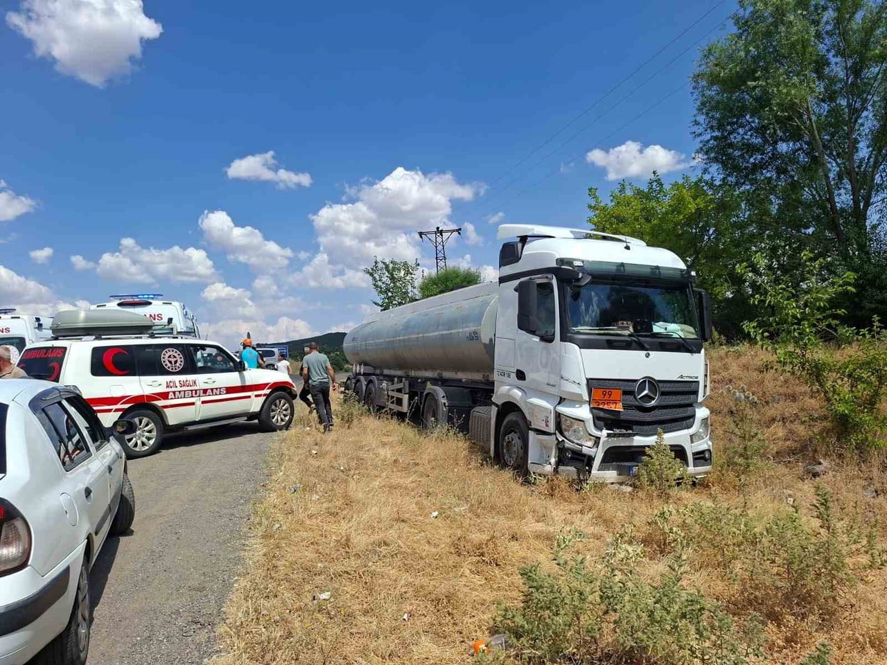 TIR VE OTOMOBİL ÇARPIŞTI: 2 YARALI