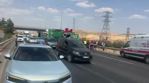 Tıra çarpan çöp kamyonu sürücüsü ağır yaralandı