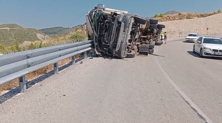 TIRIN DEVRİLDİĞİ KAZADA ŞOFÖR YARALANDI.