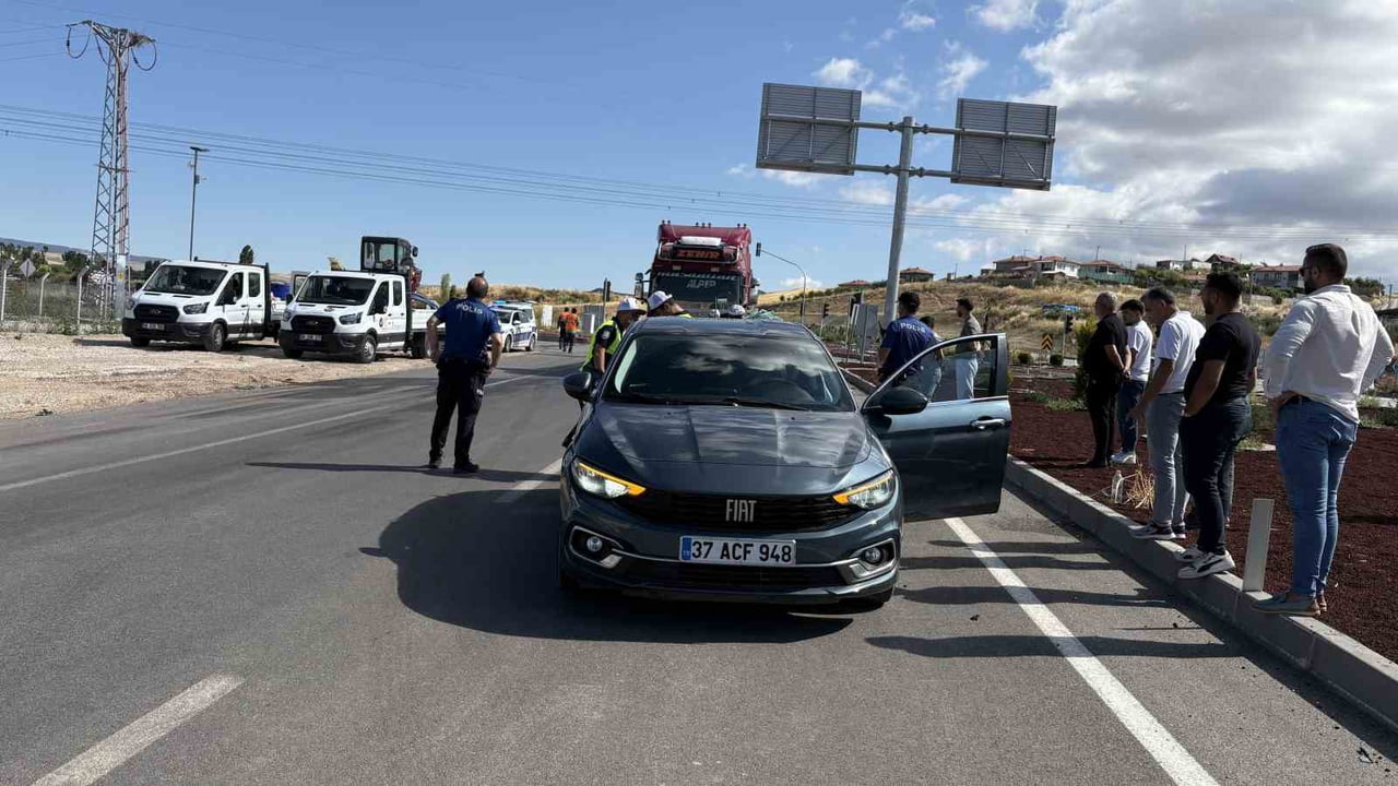 TIRLA ÇARPIŞAN OTOMOBİLDE MADDİ HASAR OLUŞTU