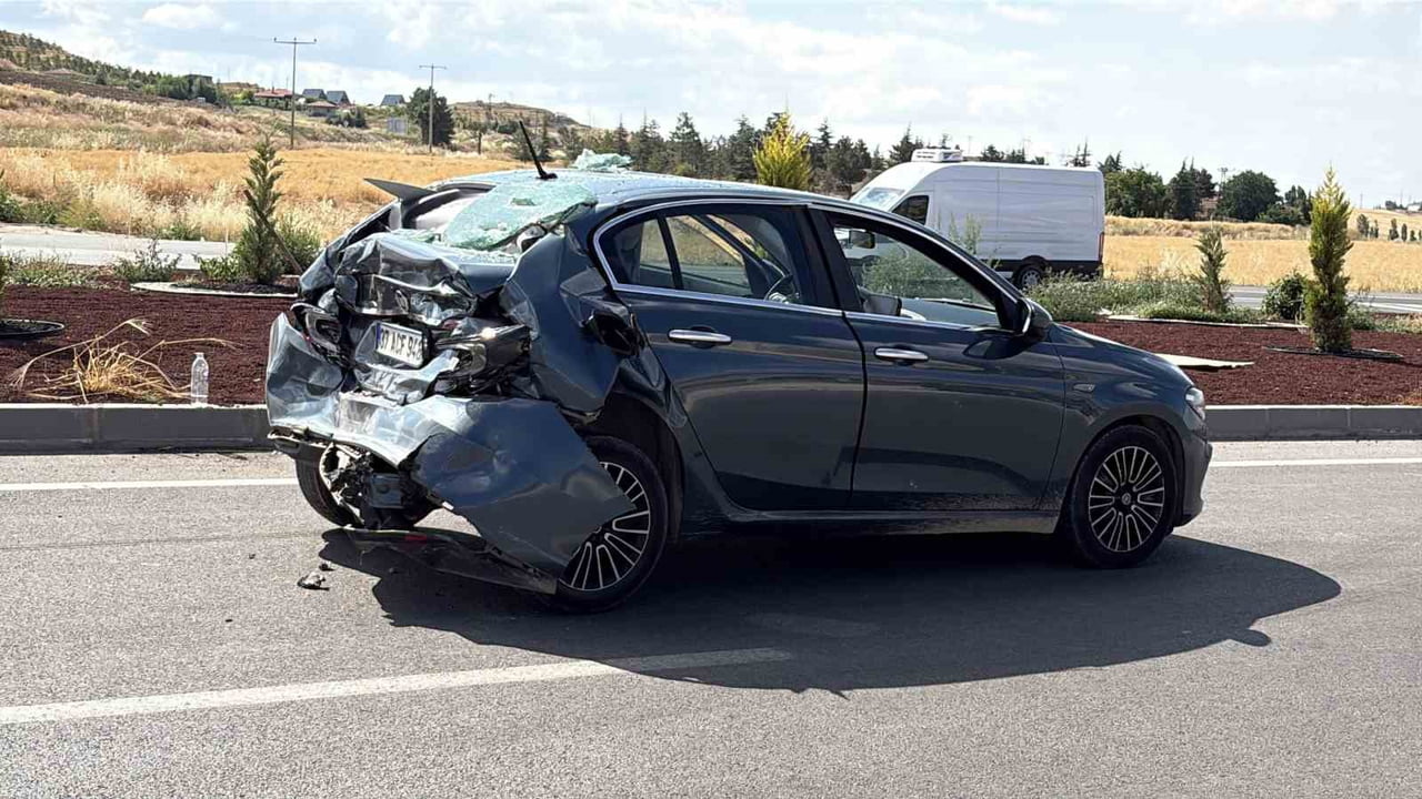 TIRLA ÇARPIŞAN OTOMOBİLDE MADDİ HASAR OLUŞTU