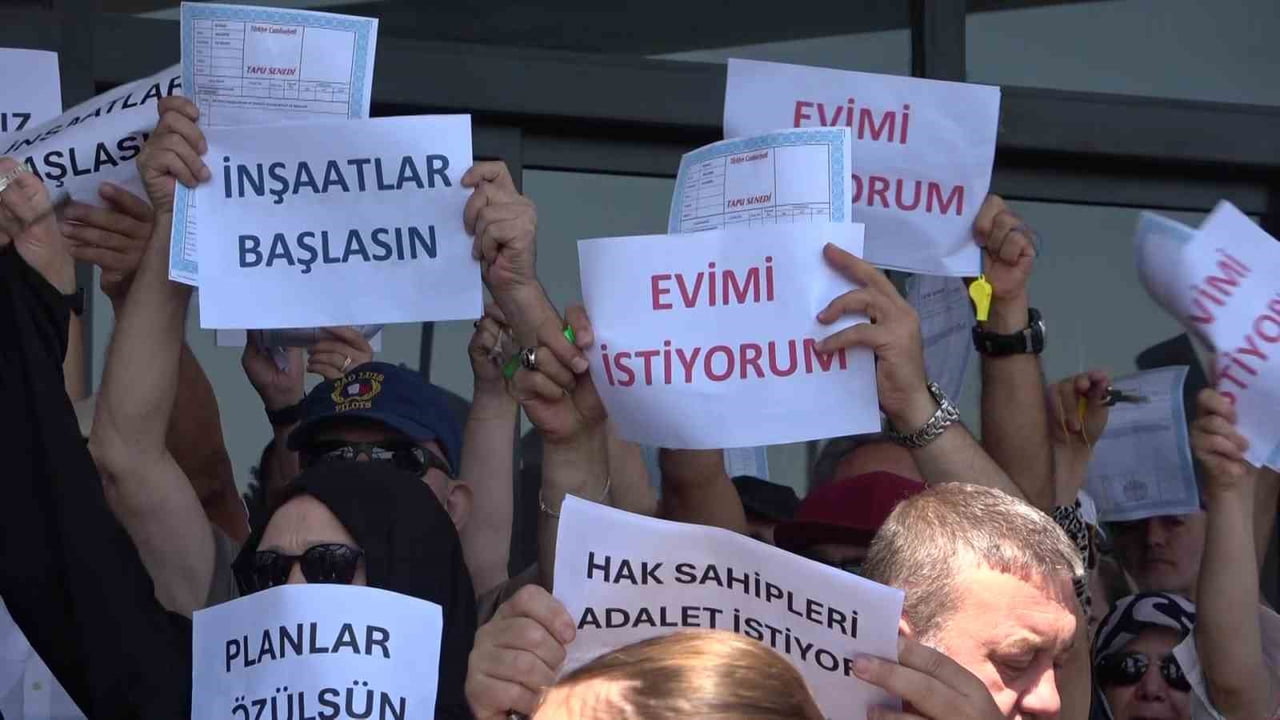 TMSF ÖNÜNDE DÜDÜK ÇALIP PANKART AÇAN ATIŞ YAPI MAĞDURLARI, YILLARDIR TESLİM EDİLMEYEN KONUTLARI...