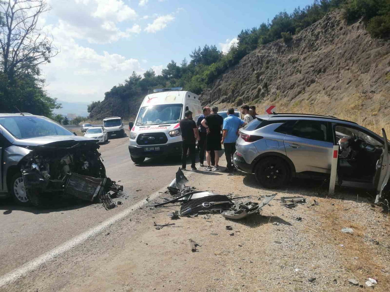 TOKAT'IN NİKSAR İLÇESİNDE İKİ ARACIN KAFA KAFAYA ÇARPIŞMASI SONUCU 10 KİŞİ YARALANDI.