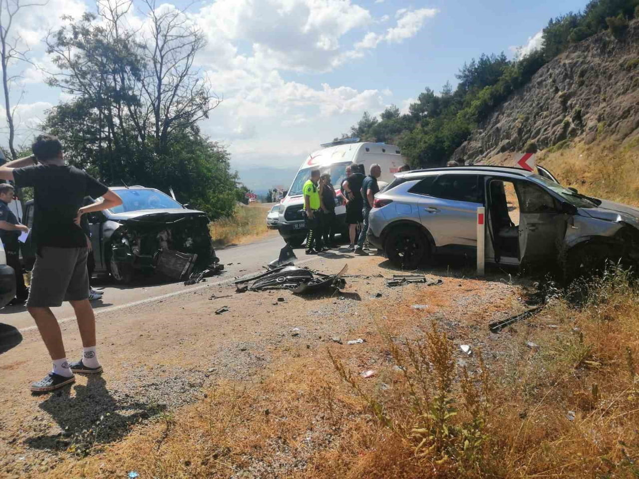 TOKAT'IN NİKSAR İLÇESİNDE İKİ ARACIN KAFA KAFAYA ÇARPIŞMASI SONUCU 10 KİŞİ YARALANDI.
