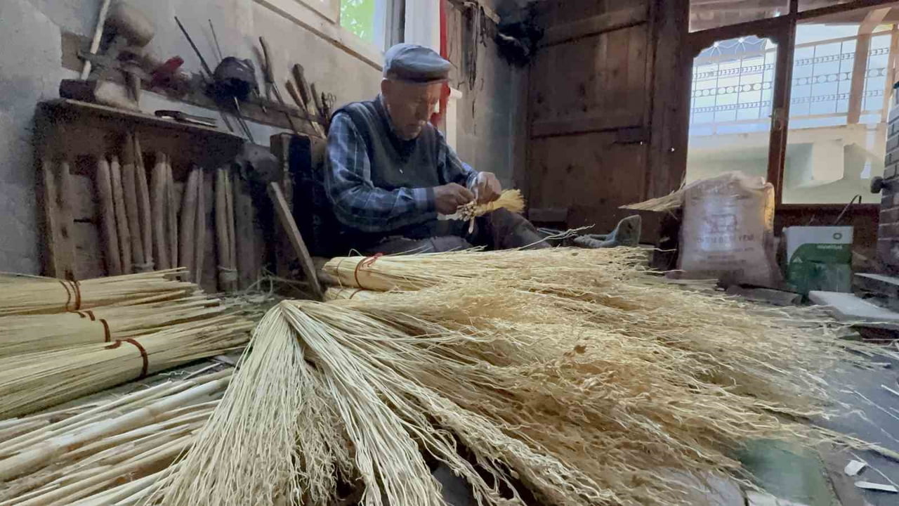 TOKAT'IN NİKSAR İLÇESİNDE YAŞAYAN 85 YAŞINDAKİ KEMAL İPEKÇİ, YARIM ASIRDAN FAZLA SÜREDE OTTAN EL...