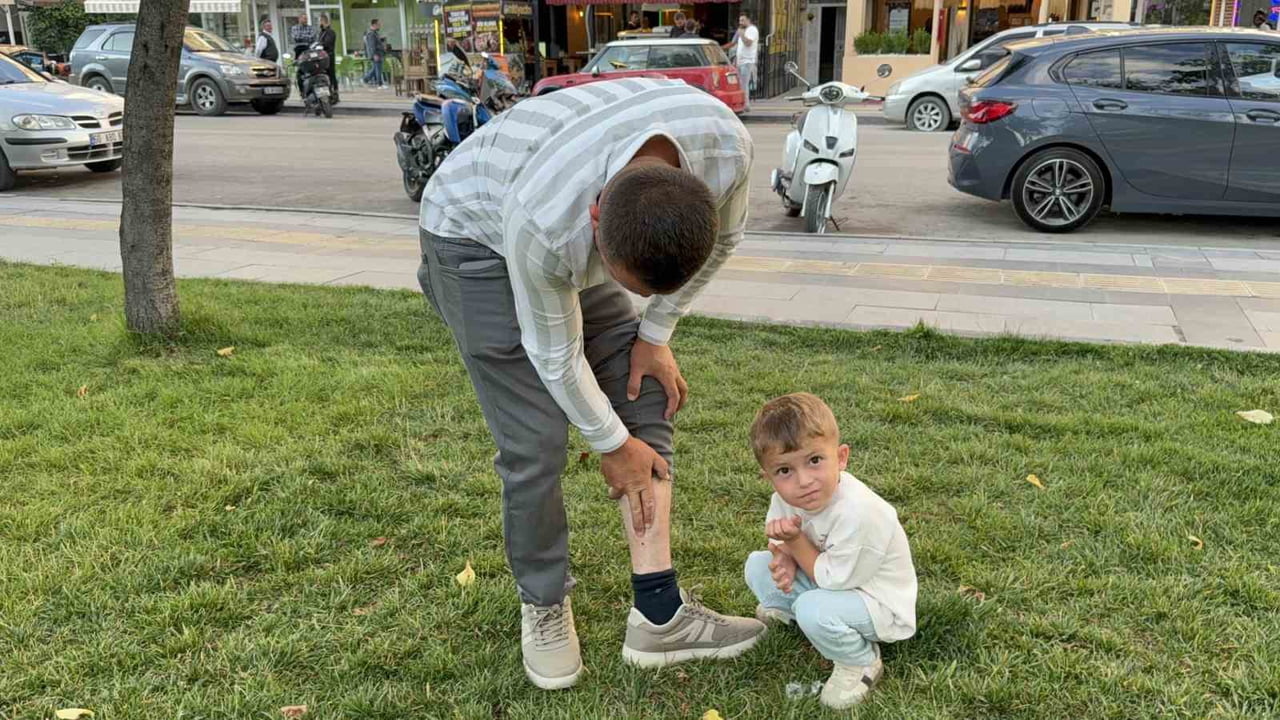 TOKAT'IN TURHAL İLÇESİNDE HAYVANCILIKLA UĞRAŞAN HADİ ÇELİK, BACAĞINA YAPIŞAN KENEYİ ARKADAŞININ...