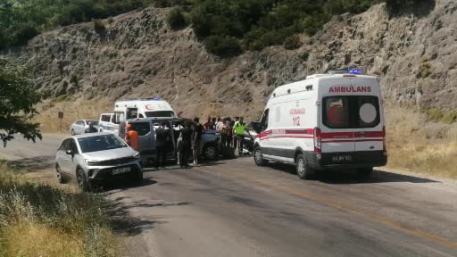 Tokat'ta iki otomobil kafa kafaya çarpıştı: 10 yaralı
