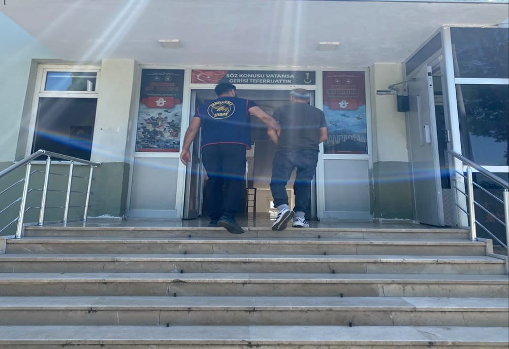 TOKAT İL JANDARMA KOMUTANLIĞI EKİPLERİ, HAKLARINDA KESİNLEŞMİŞ HAPİS CEZASI BULUNAN 2 FİRARİ...