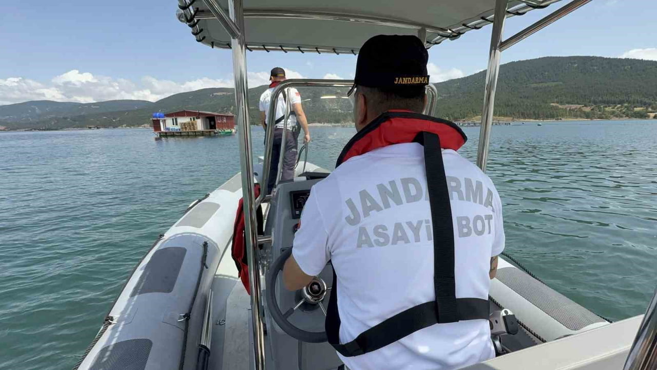 TOKAT İL JANDARMA KOMUTANLIĞINA BAĞLI JANDARMA ASAYİŞ BOT TİMİ, ALMUS BARAJ GÖLÜ'NDE HEM KAÇAK...