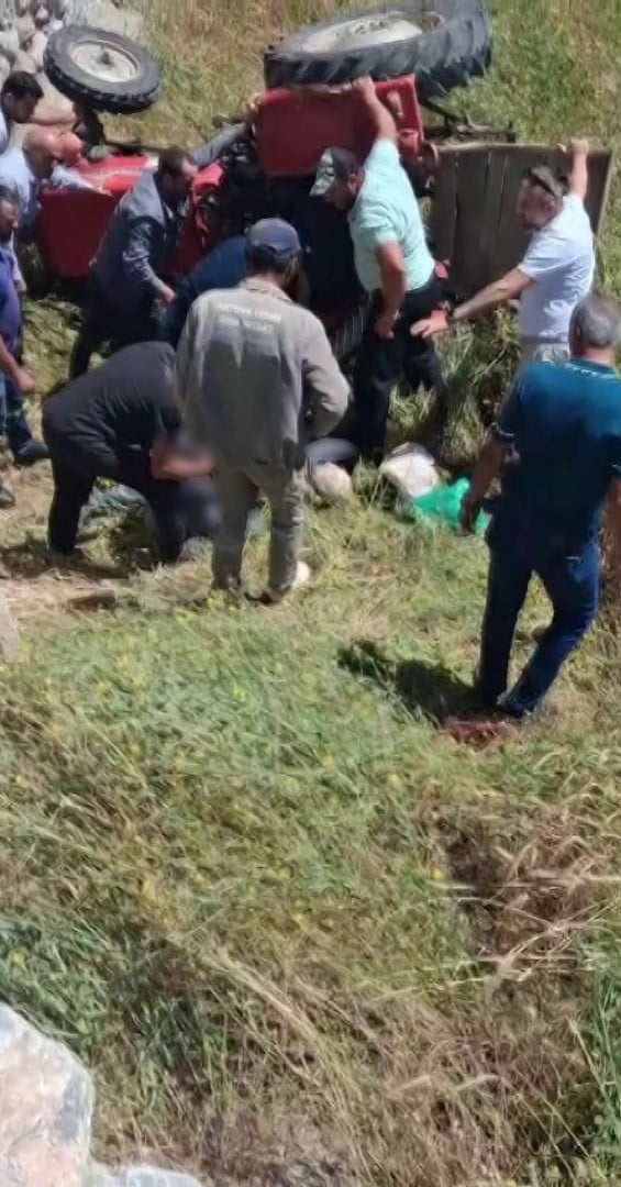 TOKAT’IN ARTOVA İLÇESİNDE OTOMOBİLLE ÇARPIŞTIKTAN SONRA ŞARAMPOLE DEVRİLEN TRAKTÖRÜN SÜRÜCÜSÜ OLAY...