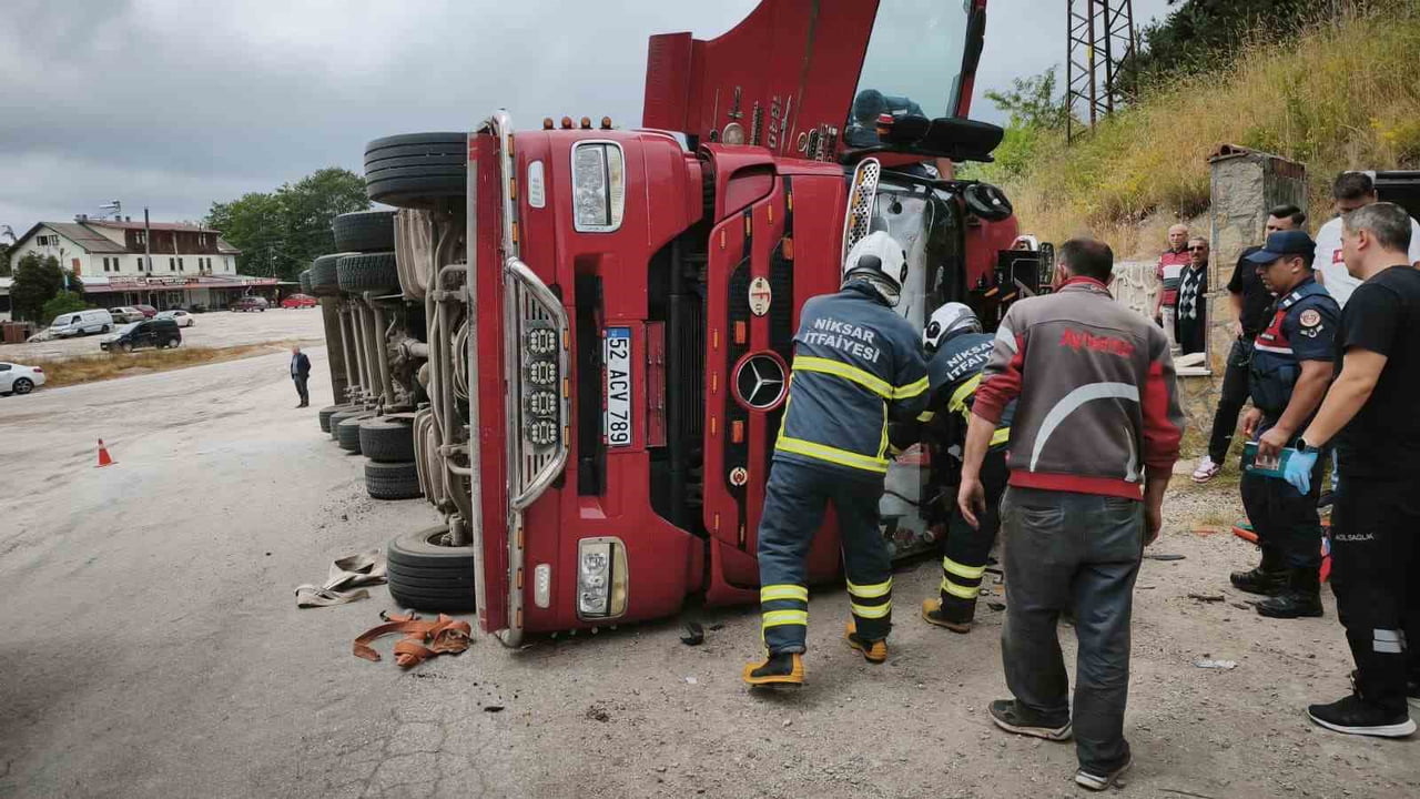 TOKAT’IN NİKSAR İLÇESİNDE MEYDANA GELEN TRAFİK KAZASINDA 3 KİŞİ YARALANDI.
