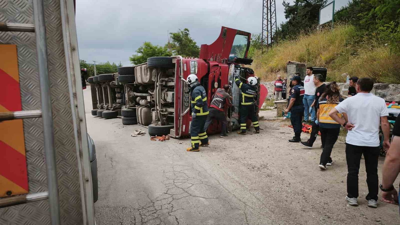 TOKAT’IN NİKSAR İLÇESİNDE MEYDANA GELEN TRAFİK KAZASINDA 3 KİŞİ YARALANDI.