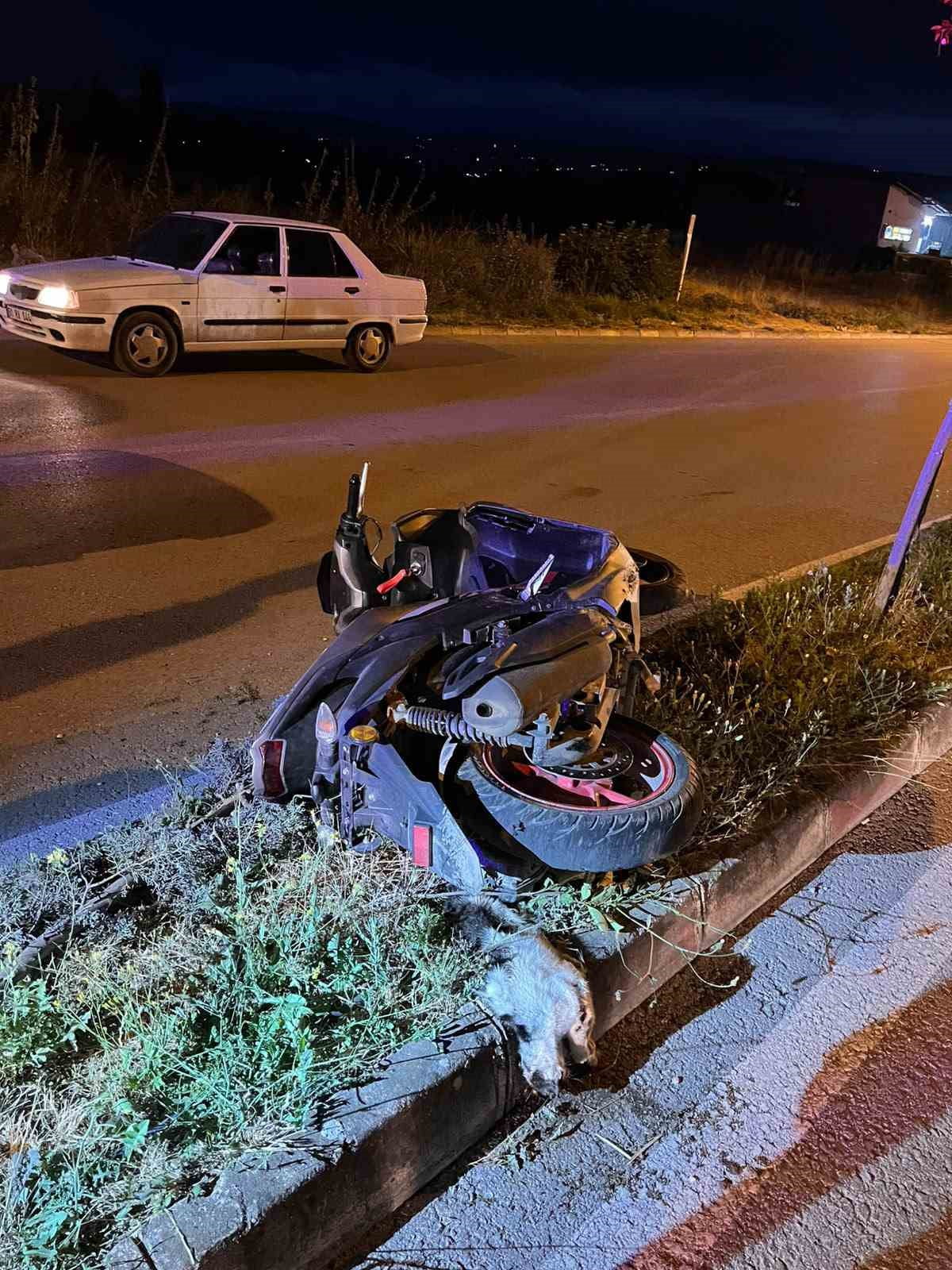 TOKAT’IN NİKSAR İLÇESİNDE MOTOSİKLETİN KALDIRIMA ÇARPMASI SONUCU AĞIR YARALANAN SÜRÜCÜ...