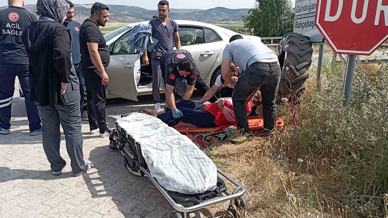 TOKAT’IN YEŞİLYURT İLÇESİNDE İKİ OTOMOBİLİN KAFA KAFAYA ÇARPIŞTIĞI TRAFİK KAZASINDA 2 KİŞİ...