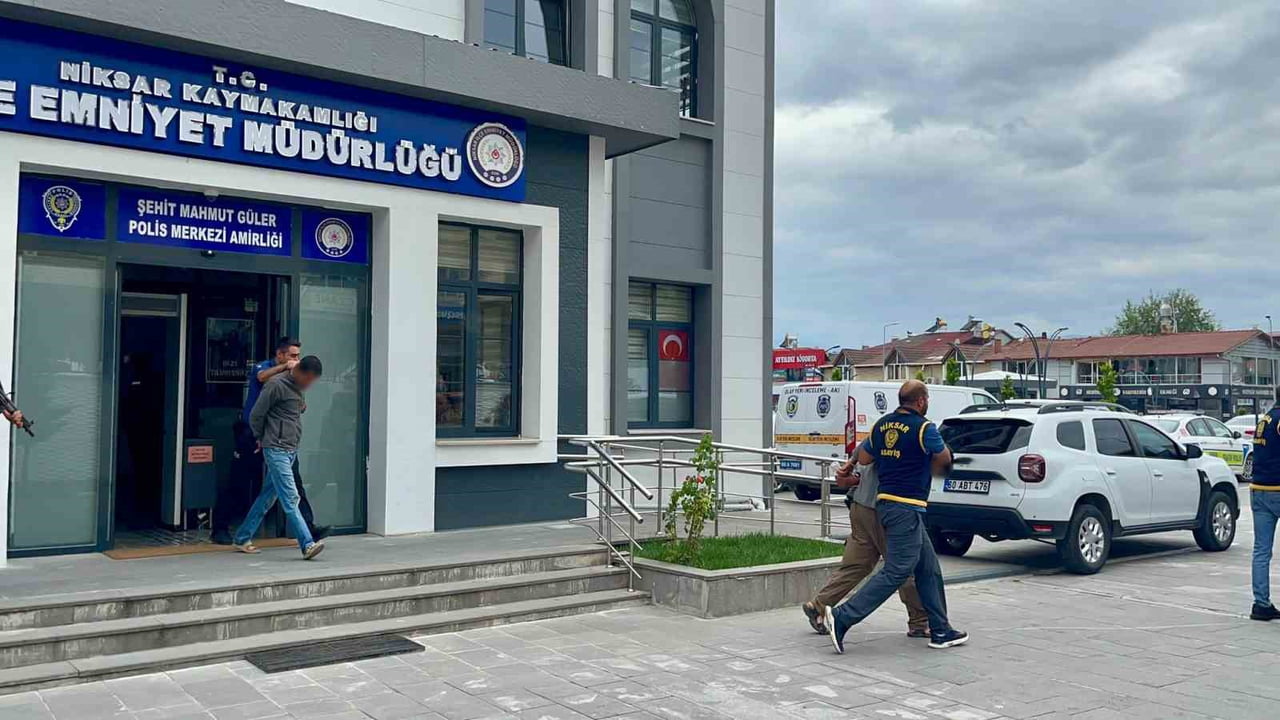 TOKAT’TA BİR OTO LASTİK İŞ YERİNDEN ÇALINDIĞI BELİRLENEN LASTİKLERLE KAÇAN 4 ŞÜPHELİ, SİVAS’IN...