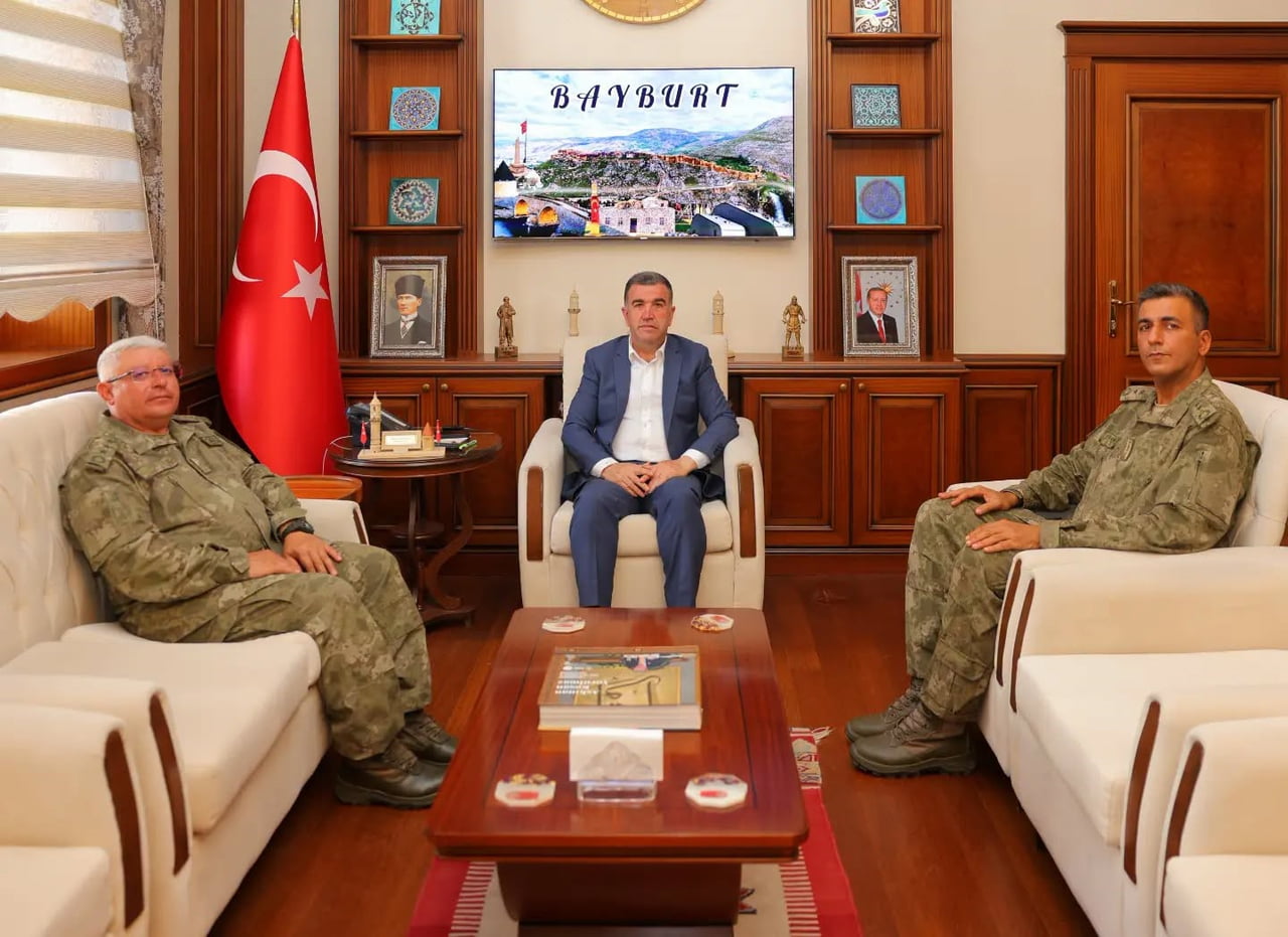 TOPÇU YARBAY AHMET EVREN KIZILARILI(SAĞDAKİ)