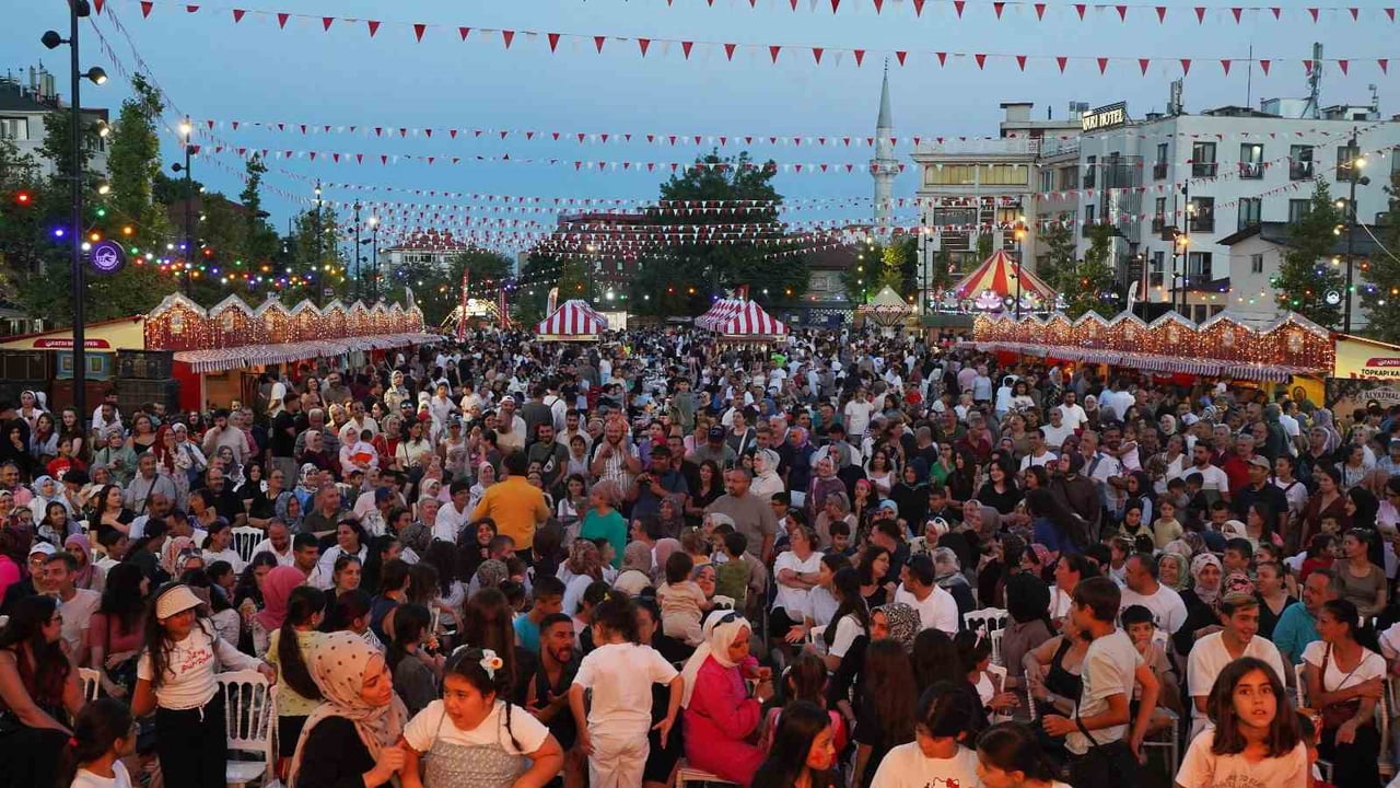 TOPKAPI KALEİÇİ MEYDANI’NDA DÜZENLENEN NOSTALJİ GÜNLERİ, GEÇMİŞİN MAHALLE KÜLTÜRÜNÜ GÜNÜMÜZLE...