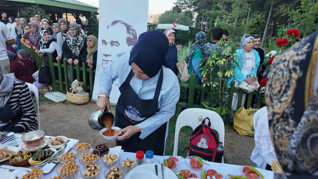 TOPLAM 10 YARIŞMACININ ÖZENLE PİŞİRDİĞİ TESCİLLİ GEDİZ TARHANALARI VE YANLARINDA SUNDUKLARI...