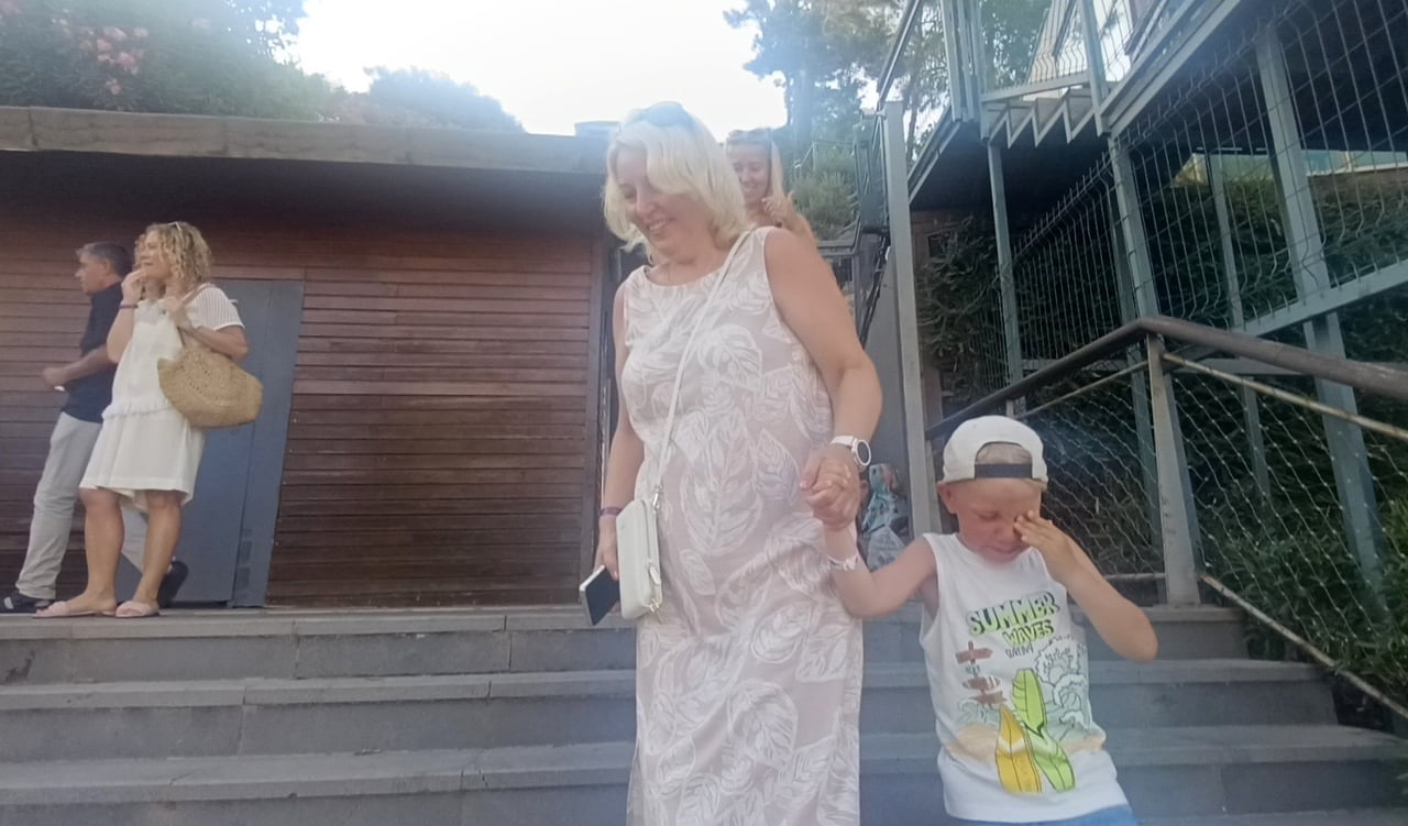 TOPLAM 11 KİŞİ, ASANSÖRÜN ARIZALANMASI SONUCU YAKLAŞIK 30 DAKİKA MAHSUR KALDI.  KÜÇÜK YAŞTAKİ BİR...