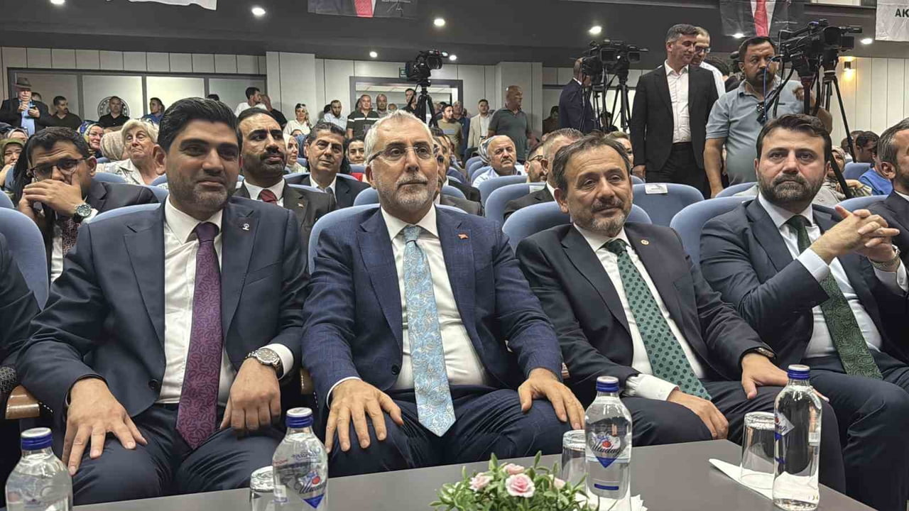 TOPLANTI, TEŞKİLAT MENSUPLARIYLA GERÇEKLEŞTİRİLEN İSTİŞARELERİN ARDINDAN SONA ERDİ. TOPLANTIYA AK...