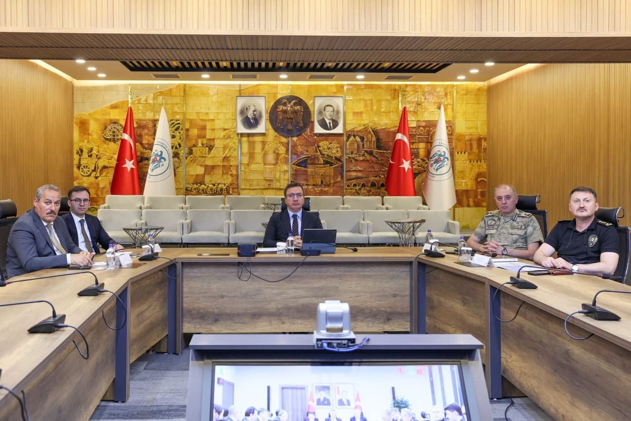 TOPLANTIYA VALİ HAMZA AYDOĞDU'NUN YANI SIRA ERZİNCAN CUMHURİYET BAŞSAVCI VEKİLİ EMRE EFE, İL...