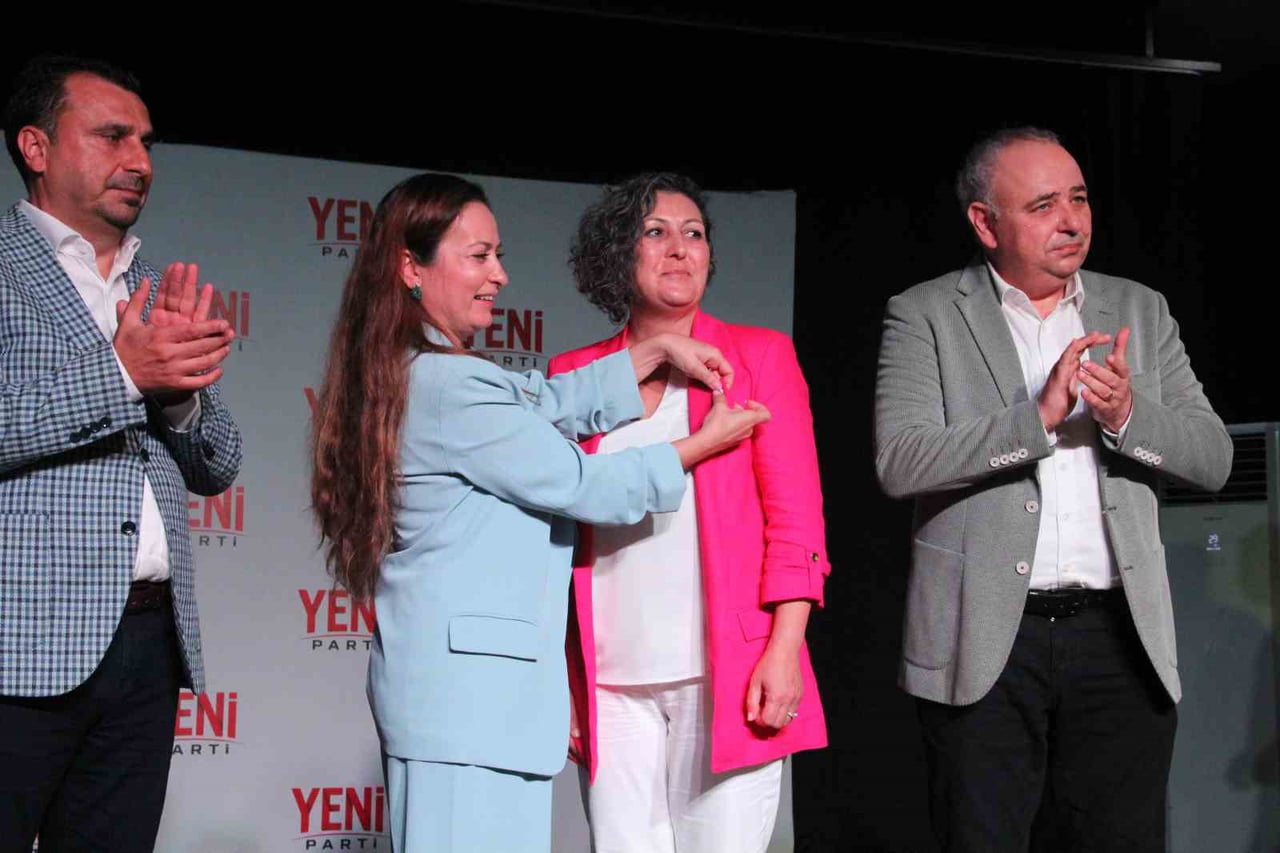 TÖRENDE İLK ROZET, YENİ PARTİ MANİSA İL BAŞKANI İLKSEN ÖZALPER TARAFINDAN DİDEM ÖZEL’E...