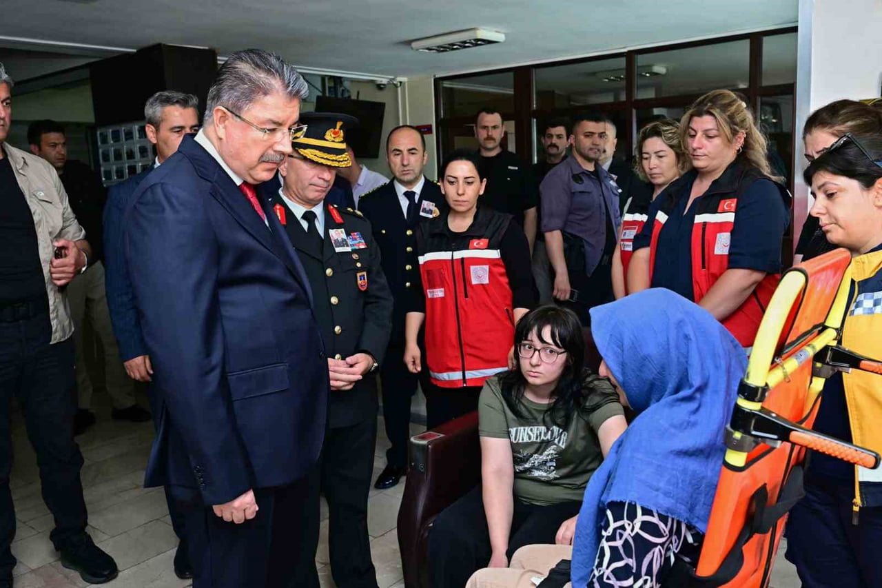 TÖRENDE ŞEHİDİN AİLESİNİ YALNIZ BIRAKMAYAN VALİ YILMAZ, ACILI AİLEYE VE YAKINLARINA BAŞSAĞLIĞI İLE...