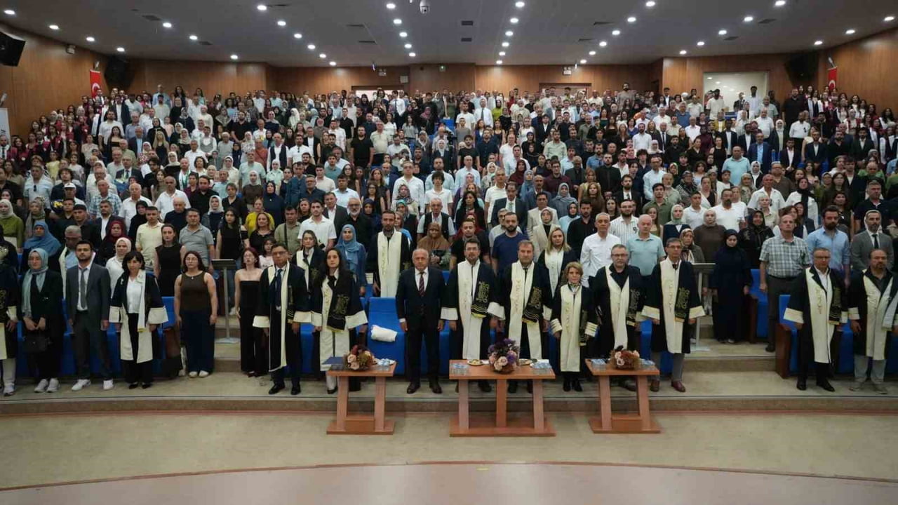 TÖRENE REKTÖR YARDIMCILARI PROF. DR. HASAN SOLMAZ, PROF. DR. ELİF ÇEPNİ VE PROF. DR. İSMAİL RAKIP...