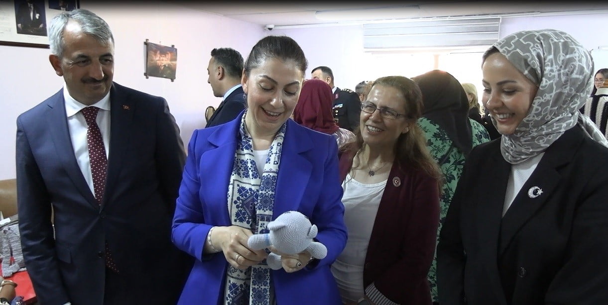 TÖRENİN ARDINDAN VALİ SEZER, EŞİ CANAN SEZER VE BERABERİNDEKİ PROTOKOL ÜYELERİ SERGİYİ GEZEREK...