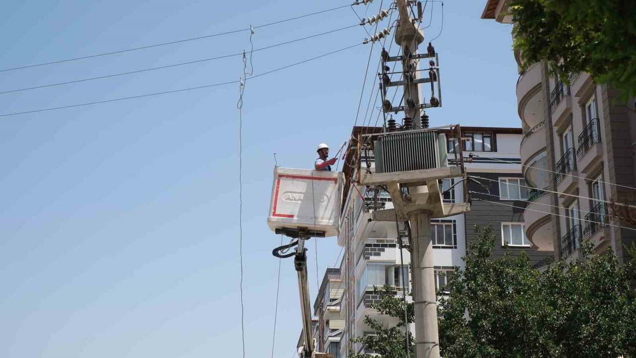 TOROSLAR EDAŞ, GAZİANTEP'TE REKOR SICAKLARA KARŞI ŞEBEKEYİ GÜÇLENDİRİYOR