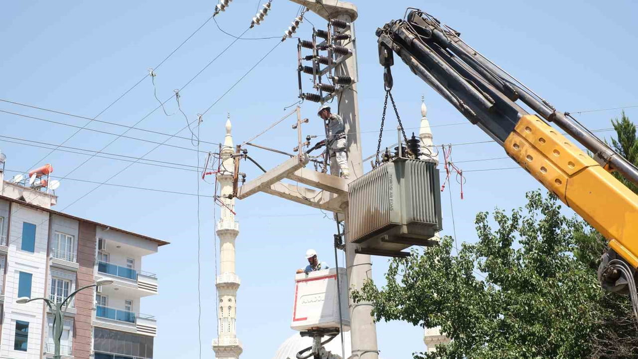 TOROSLAR EDAŞ, GAZİANTEP'TE REKOR SICAKLARA KARŞI ŞEBEKEYİ GÜÇLENDİRİYOR