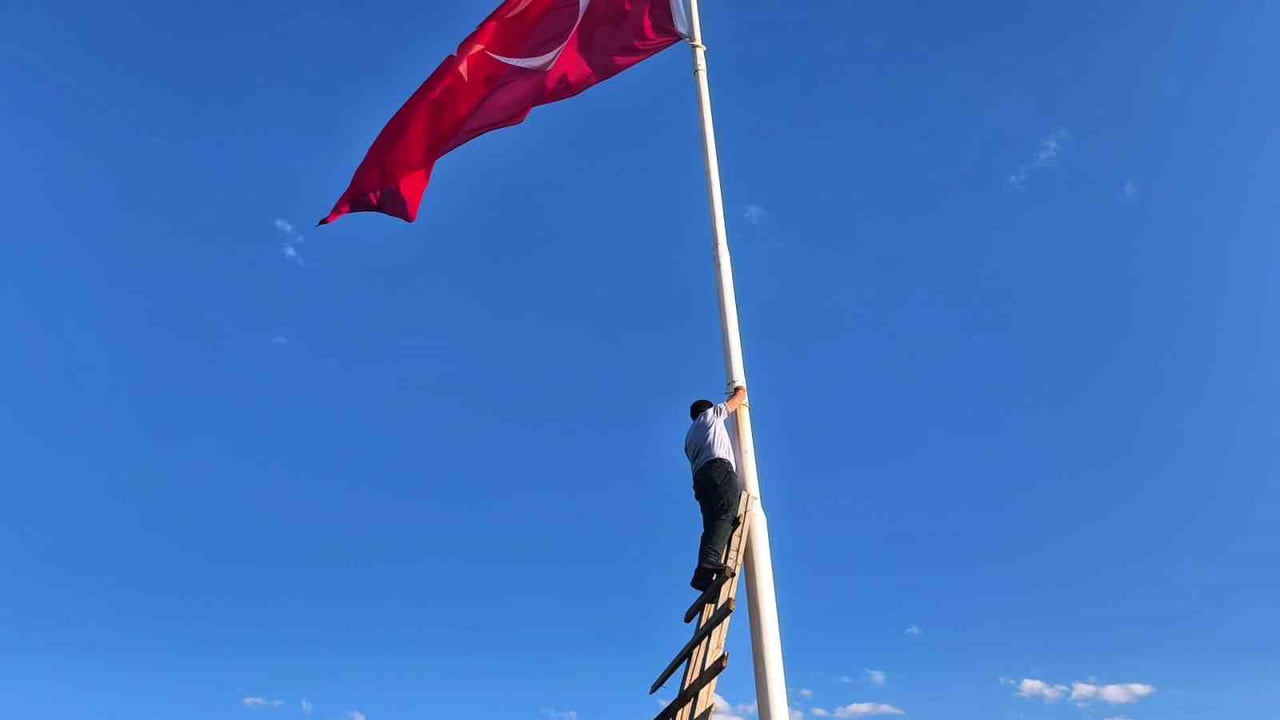 TORTUM'A BAĞLI BAĞBAŞI MAHALLESİ'NDE YAŞAYAN VE ÇEVREDE "BAYRAK ADAM" LAKABIYLA TANINAN FEYZULLAH...