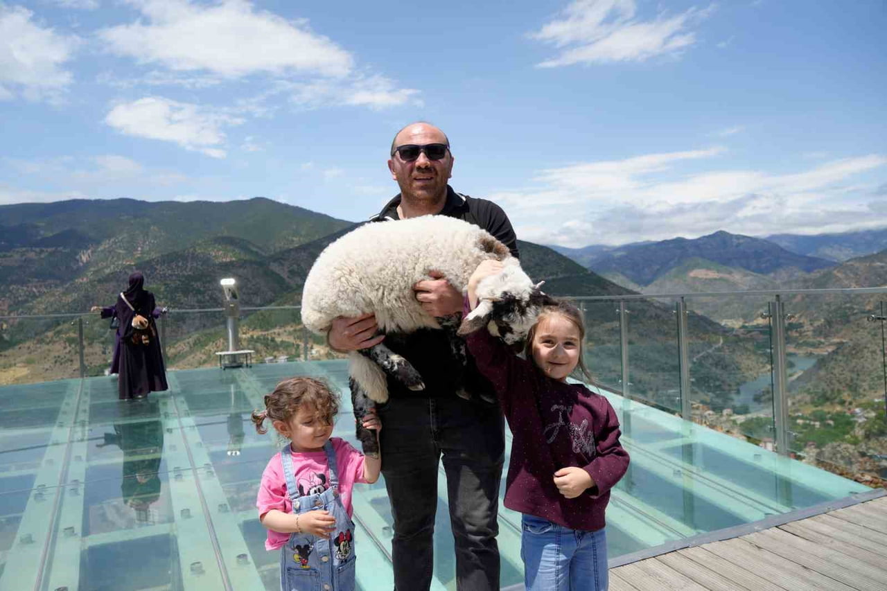 TORUL İLÇESİNDE BULUNAN VE YERDEN YAKLAŞIK 240 METRE YÜKSEKLİKTEKİ CAM SEYİR TERASI BU KEZ SIRA...