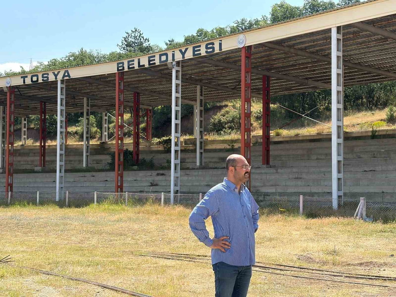 TOSYA BELEDİYE BAŞKANI VOLKAN KAVAKLIGİL, YAPIMI DEVAM EDEN GÜREŞ SAHASINDA İNCELEMELERDE...