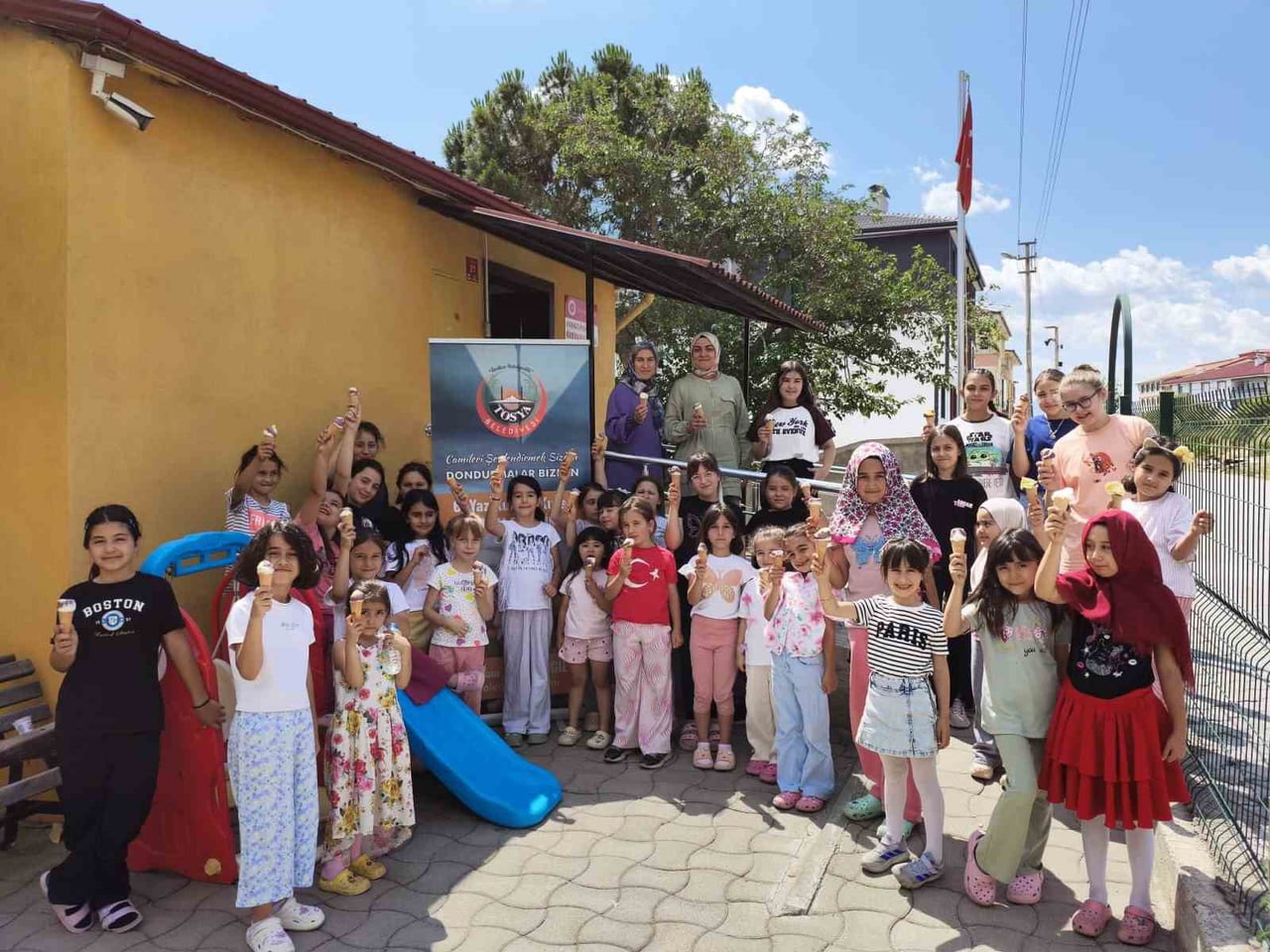 TOSYA BELEDİYE BAŞKANLIĞI TARAFINDAN İLÇEDE YAZ KUR’AN KURSUNA GİDEN ÖĞRENCİLERE DONDURMA...